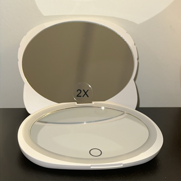 Hello Kitty Compact Mirror with LED light - Picture 4 of 6